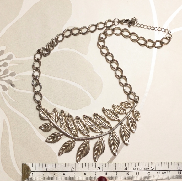 Gold Tone Statement Necklace Floral Leaf - Picture 4 of 4